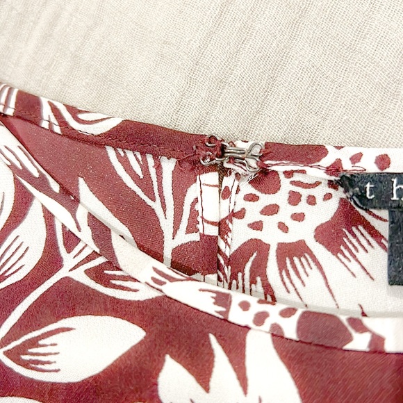 Cute silk keyhole back top from Theory - Picture 6 of 6